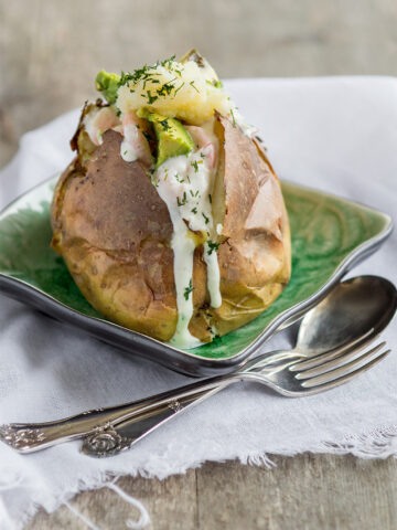 Bakad potatis med räk- och avokadoröra
