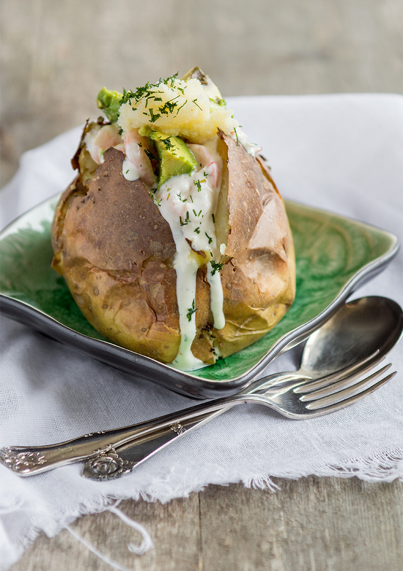 Bakad potatis med räk- och avokadoröra
