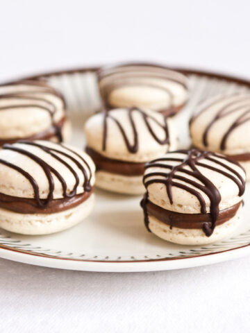 Kardemummamacarons med mjölkchokladtryffel