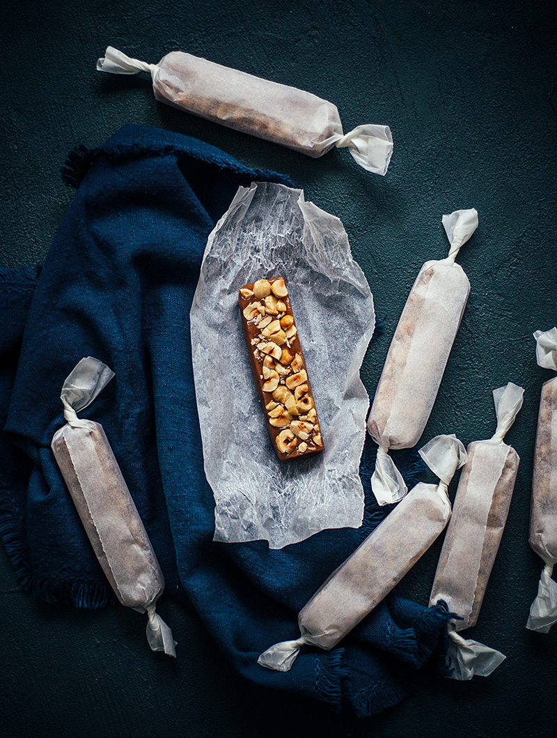 Rosmarinkola med rostade hasselnötter