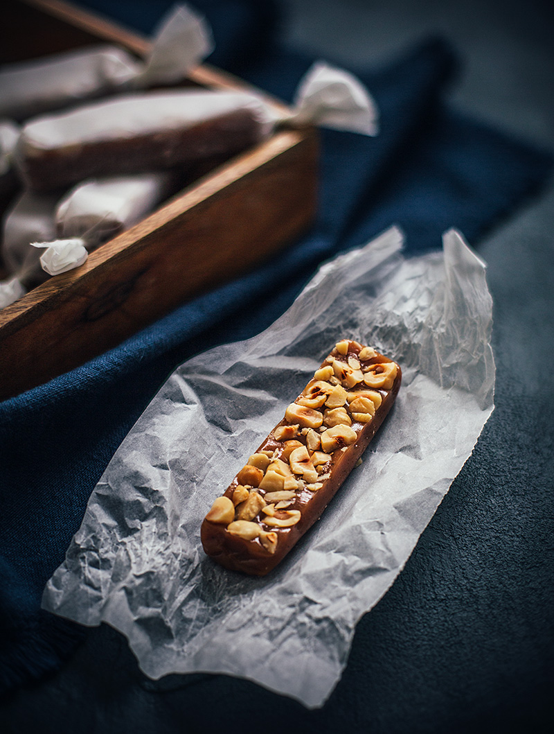 Rosmarinkola med rostade hasselnötter