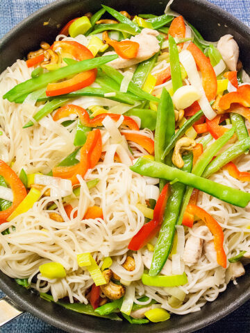 Kycklingwok med kokosmjölk och cashewnötter