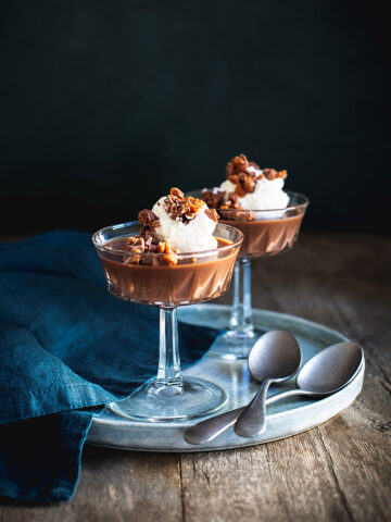 Chokladpannacotta med grädde och daim