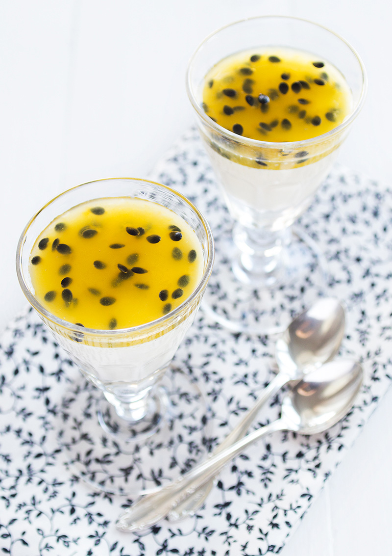 Vaniljpannacotta med passionsfrukt