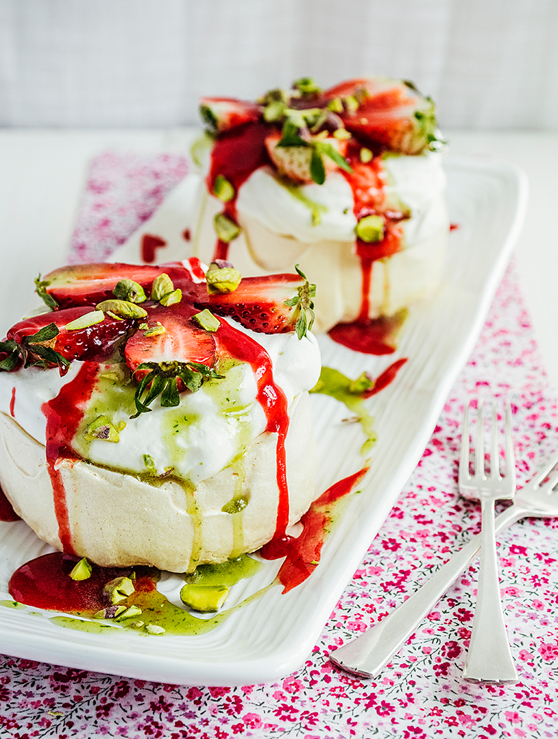 Pavlova med jordgubbar och basilikacoulis