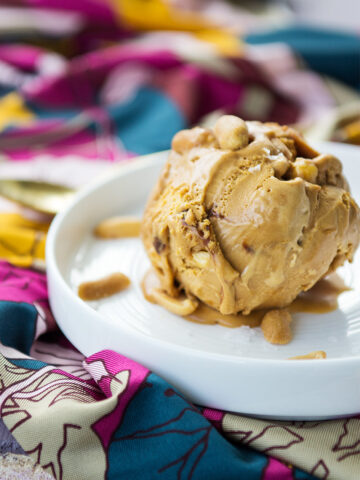 Dulce de leche-glass med salta jordnötter