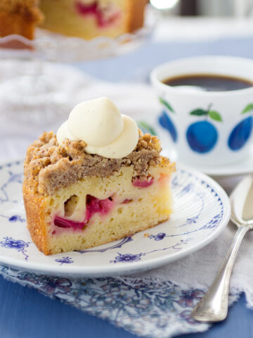 Rabarberkaka med hasselnötscrumble