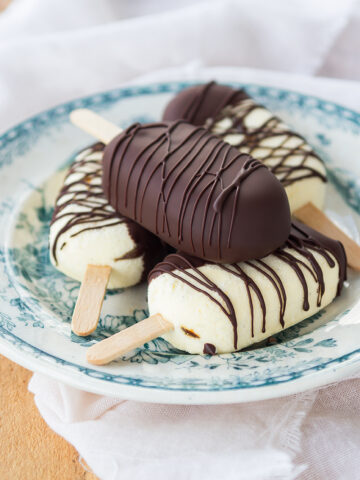 Vaniljglasspinnar med dulce de leche och choklad