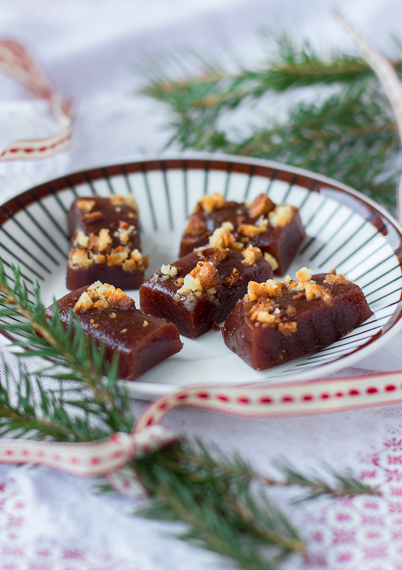 Lingonkola med rostad mandelmassa