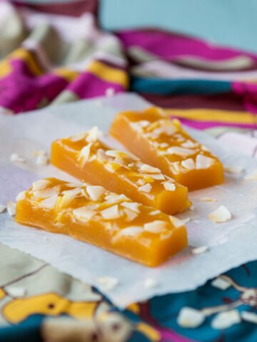 Mangokola med rostad kokos