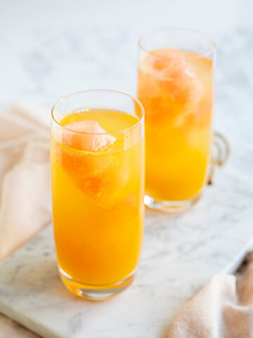 Istärningar av röd grapefrukt med passionsfruktjuice