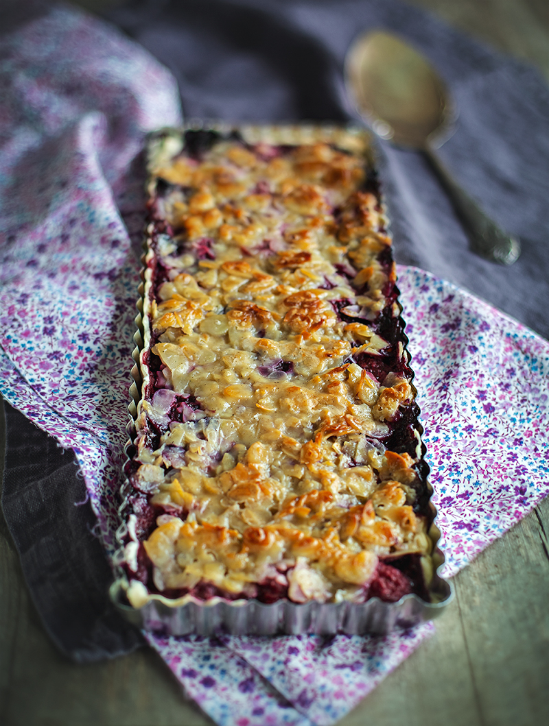 Hallonpaj med knäckigt mandeltäcke