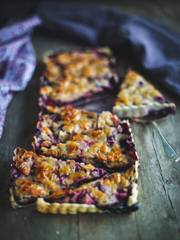 Hallonpaj med knäckigt mandeltäcke