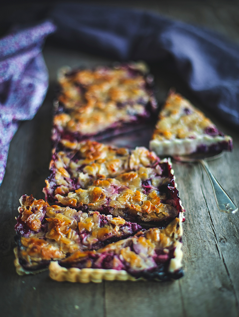 Hallonpaj med knäckigt mandeltäcke