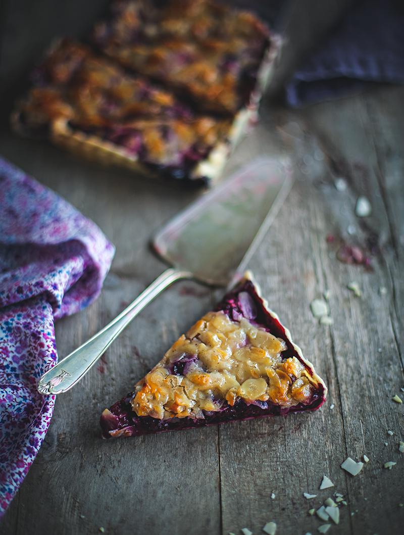 Hallonpaj med knäckigt mandeltäcke