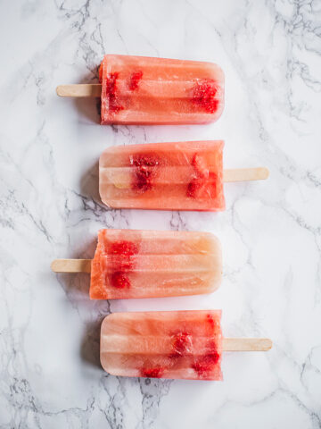 Isglass med rabarber och jordgubbar